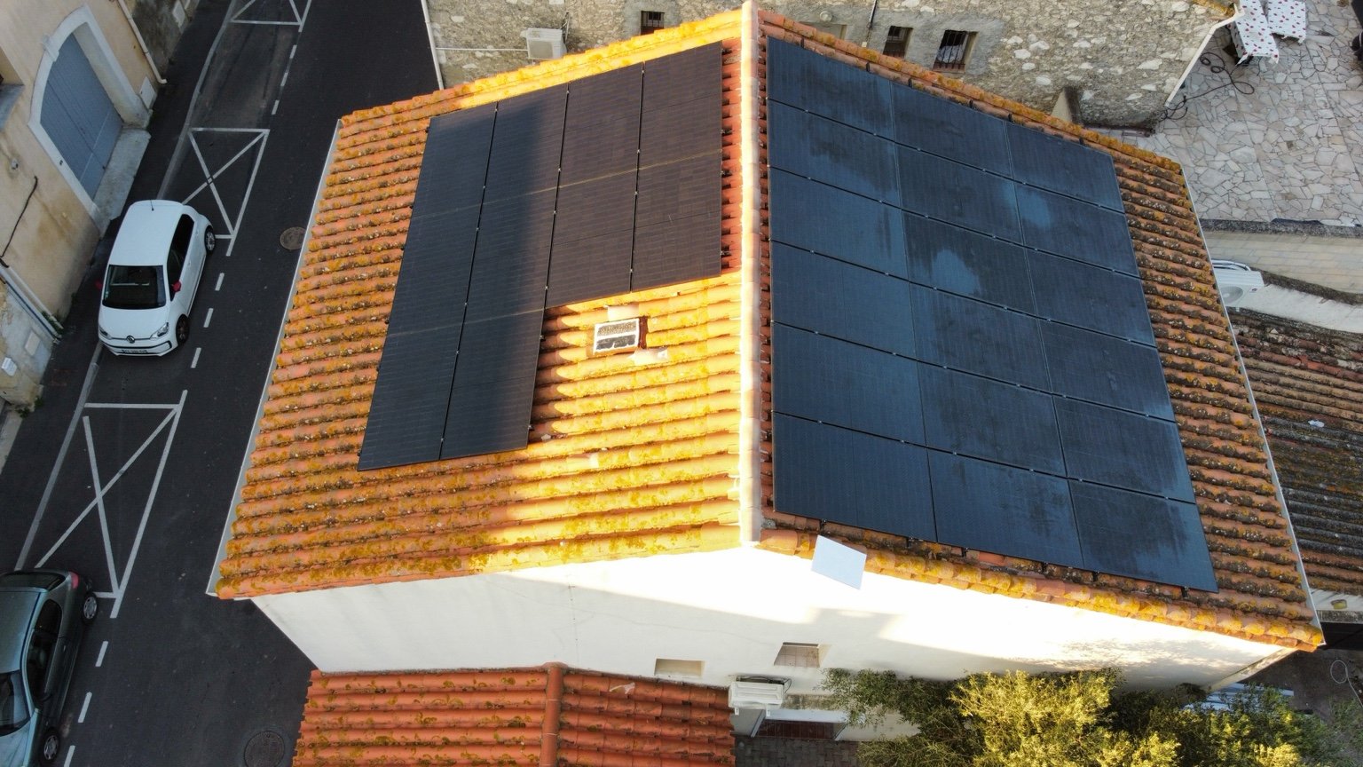 Villa avec installation photovoltaïque intégrée en toiture