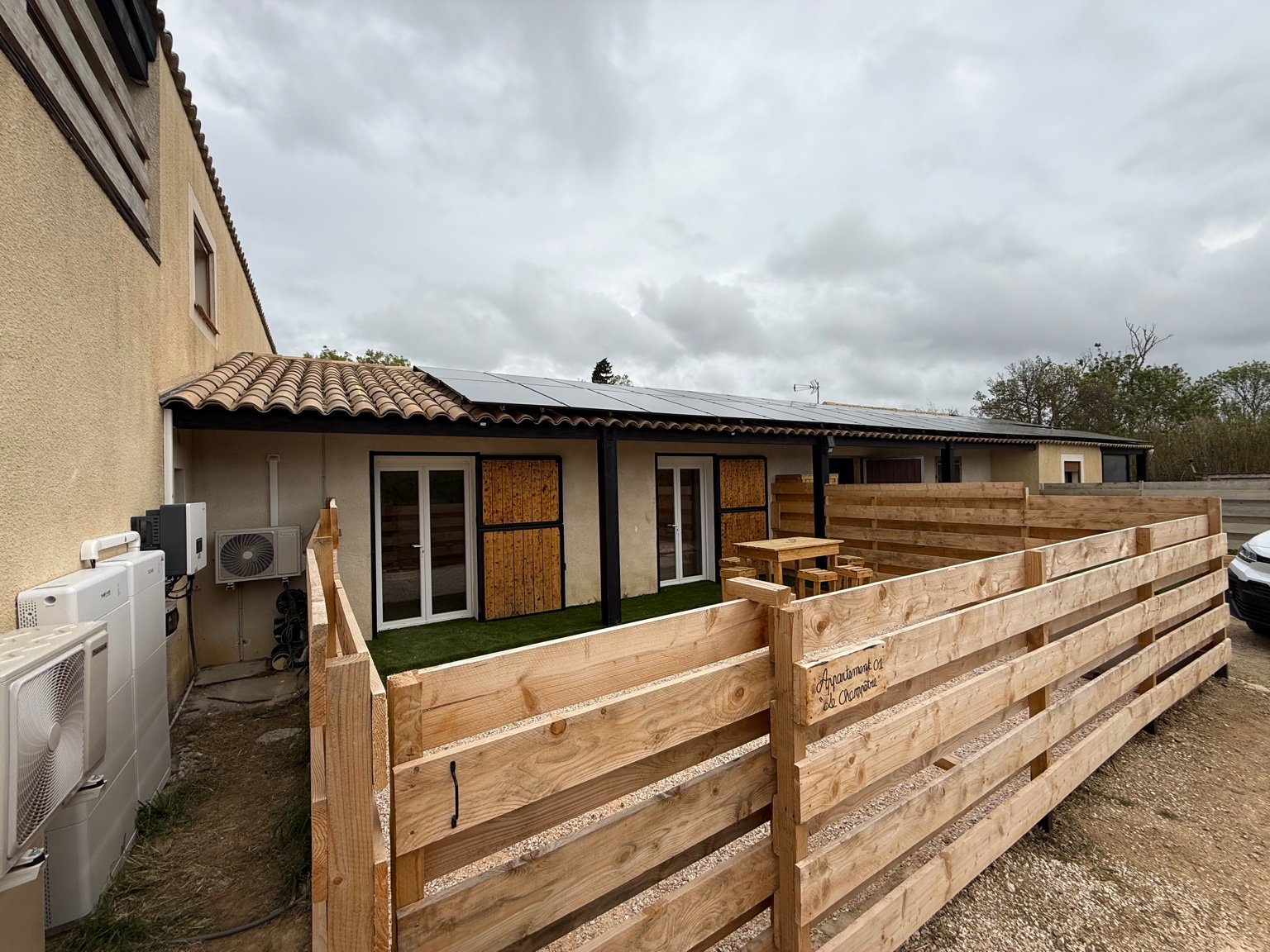 Intégration discrète de panneaux photovoltaïques en toiture