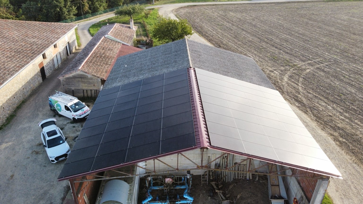 Hangar agricole en Occitanie couvert de modules photovoltaïques