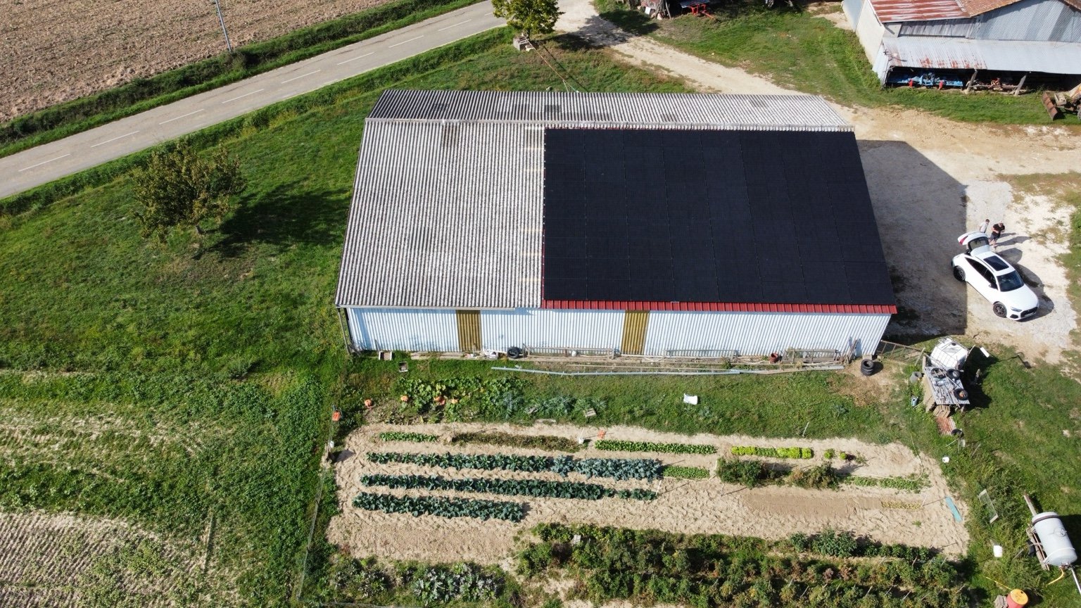 Vue aérienne d'un hangar agricole solaire installé par JS Énergies