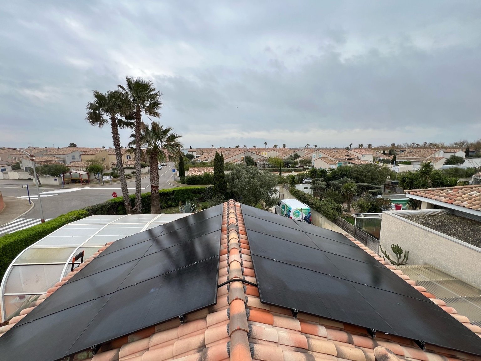 Toiture de villa équipée en photovoltaïque orientée sud-ouest