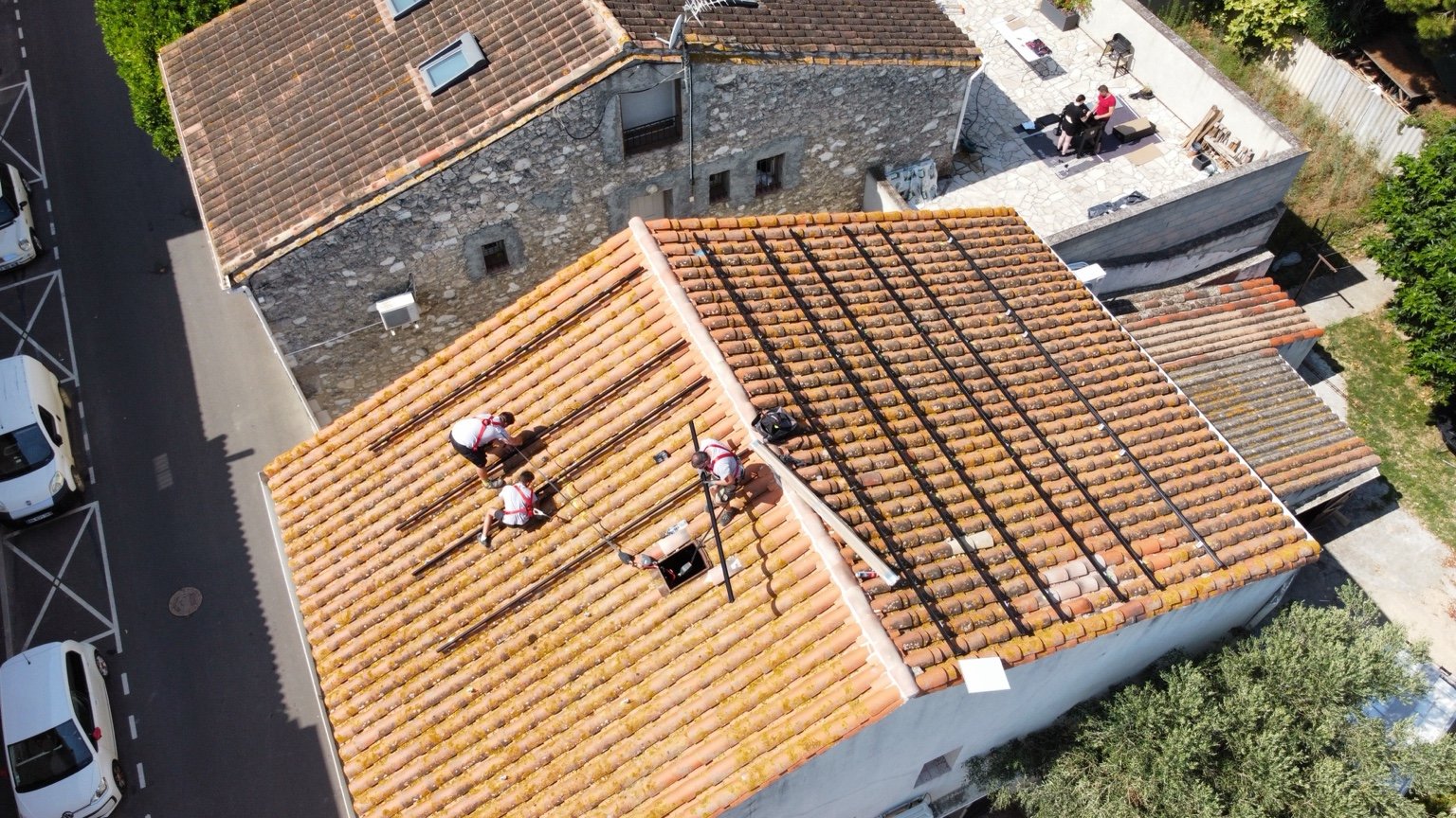 Pose de panneaux solaires par l'équipe JS Énergies